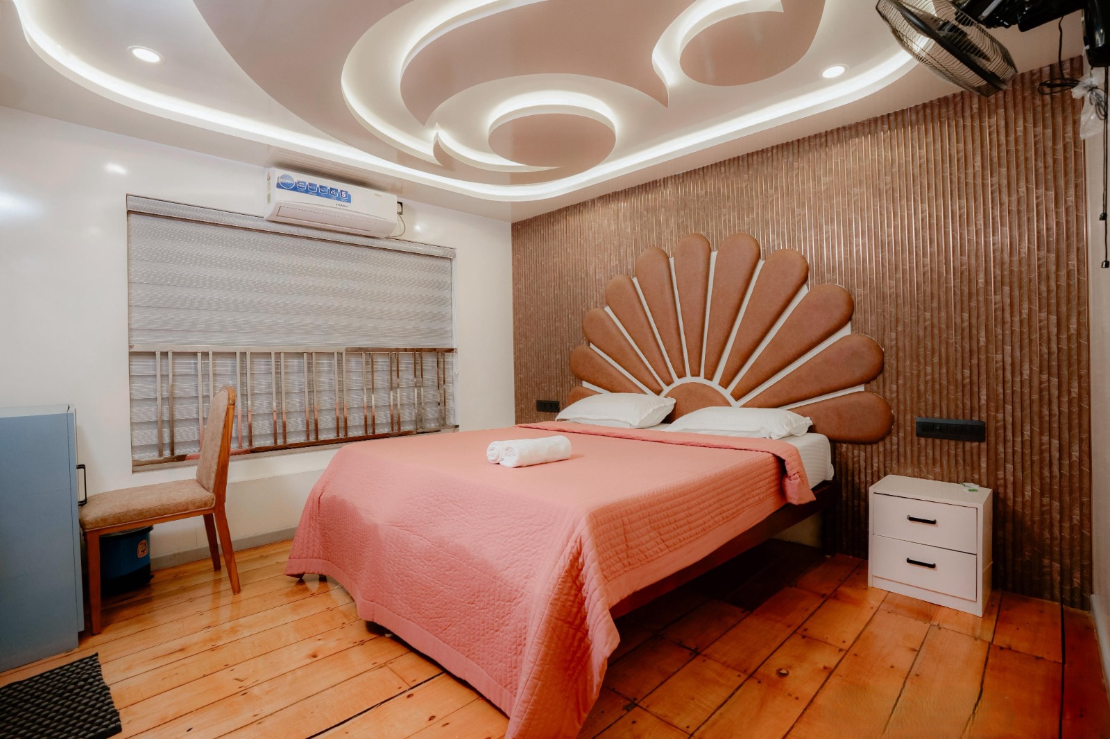 5 bedroom houseboat interior or facilities